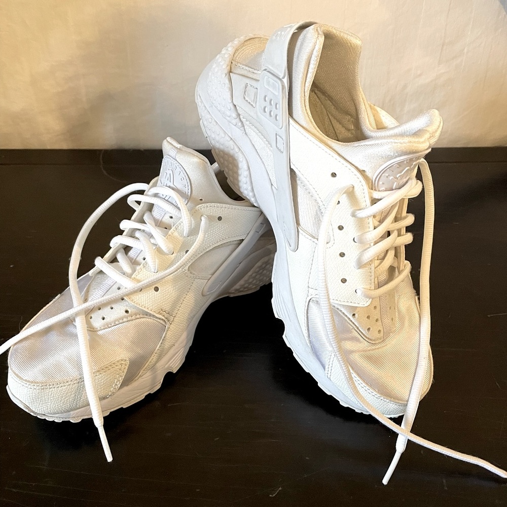 Nike Air “Air Huarache” white size 8 women’s like new